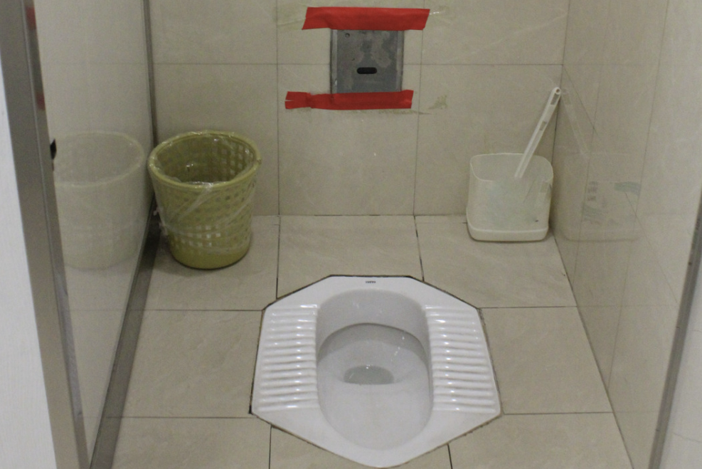 1. Pilih Toilet Jongkok Jika Tersedia  Toilet jongkok lebih direkomendasikan karena:  Tidak memerlukan kontak langsung dengan permukaan dudukan toilet. Membantu menjaga postur tubuh yang lebih alami saat buang air kecil. Jika hanya tersedia toilet duduk, Bunda bisa:  Menggunakan alas duduk sekali pakai (toilet seat cover). Melapisi dudukan toilet dengan tisu toilet atau tisu basah antiseptik sebelum digunakan.